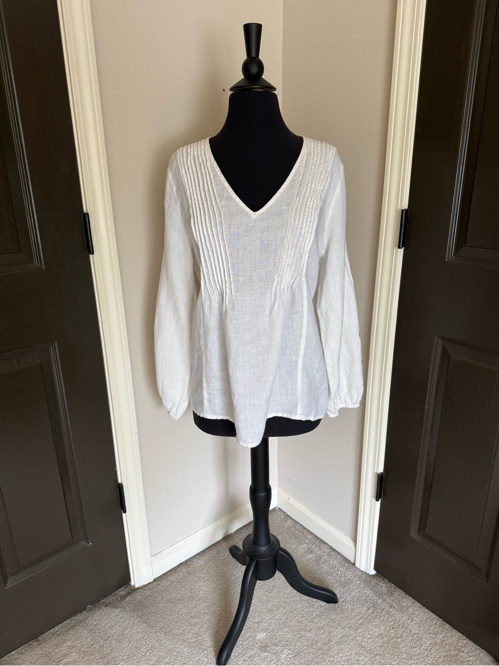 Sundance Women's White linen V-Neck Long-Sleeve Blouse embroidered size M?